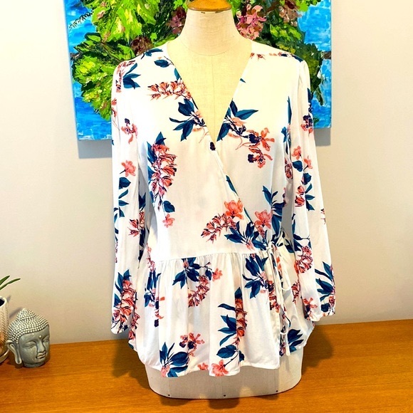 Pretty Lucky Brand wrap top with side tie and front snap. Med. - Picture 3 of 12